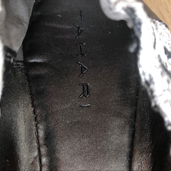 TAHARI Flats Faux Snake Skin Size 8 - Picture 4 of 6